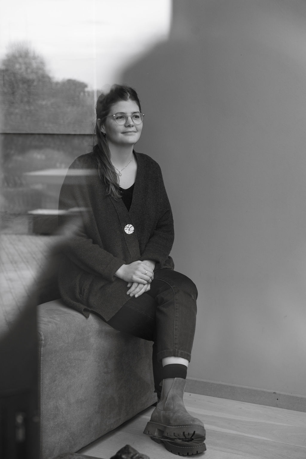 Portrait en noir et blanc d’une co-fondatrice de DEC!DE en lumière naturelle