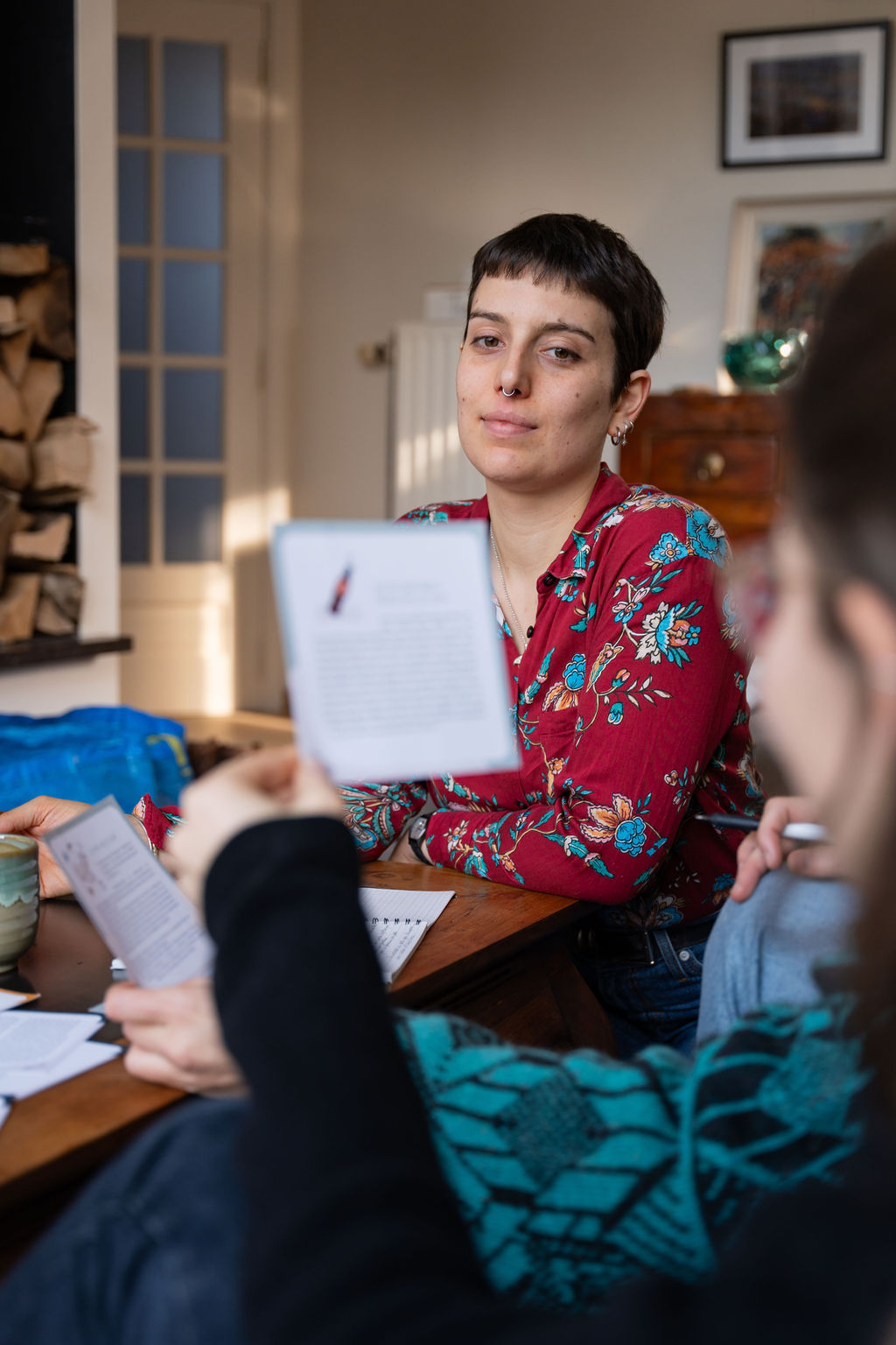 Participante attentive durant un atelier collaboratif DEC!DE