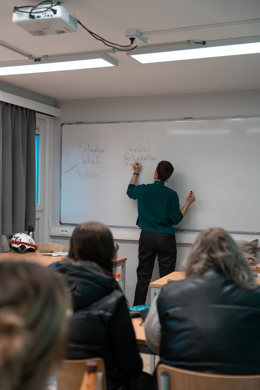 Formatrice DEC!DE animant une session au tableau devant un groupe