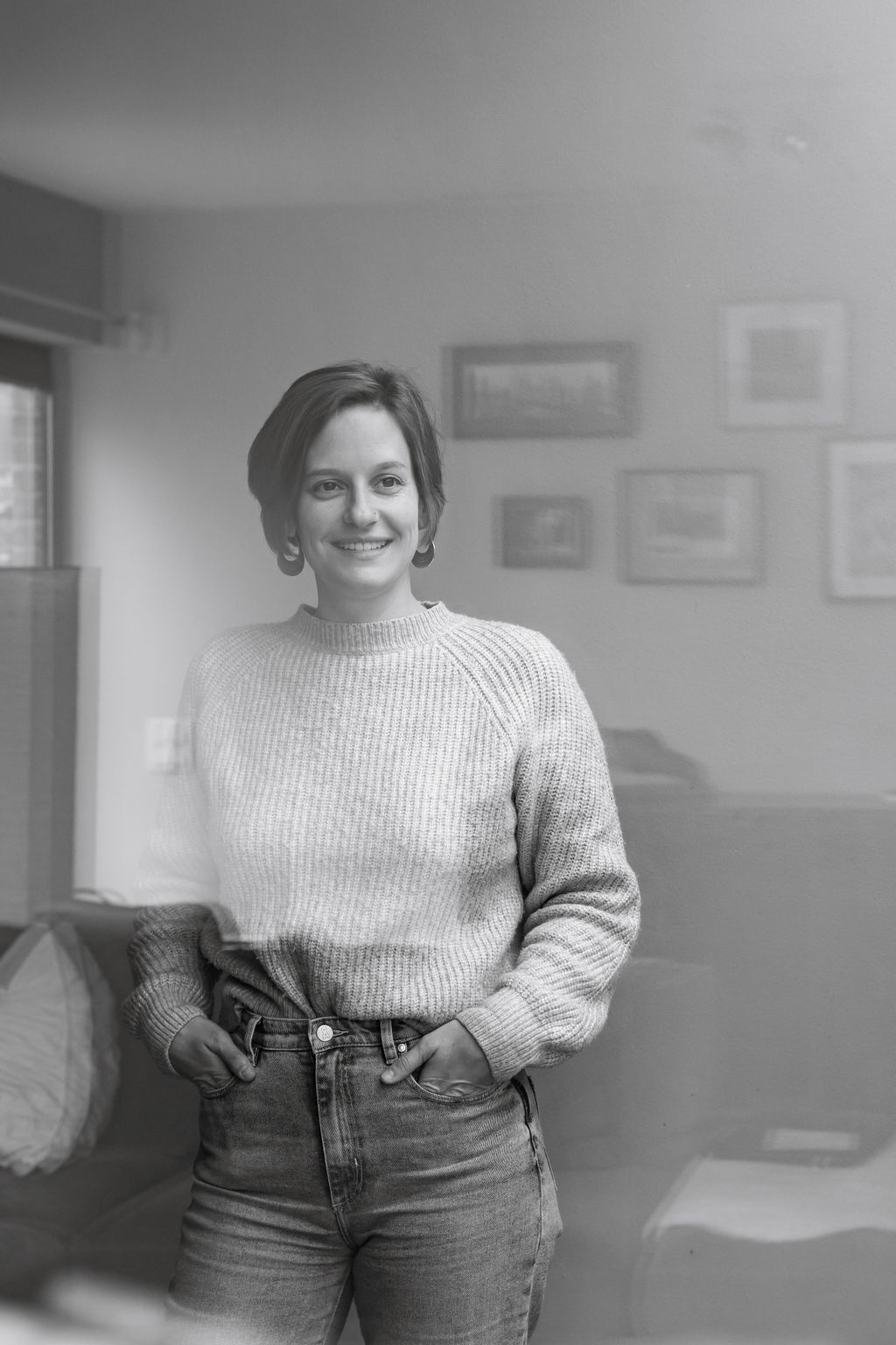 Portrait noir et blanc d’une co-fondatrice de DEC!DE ASBL
